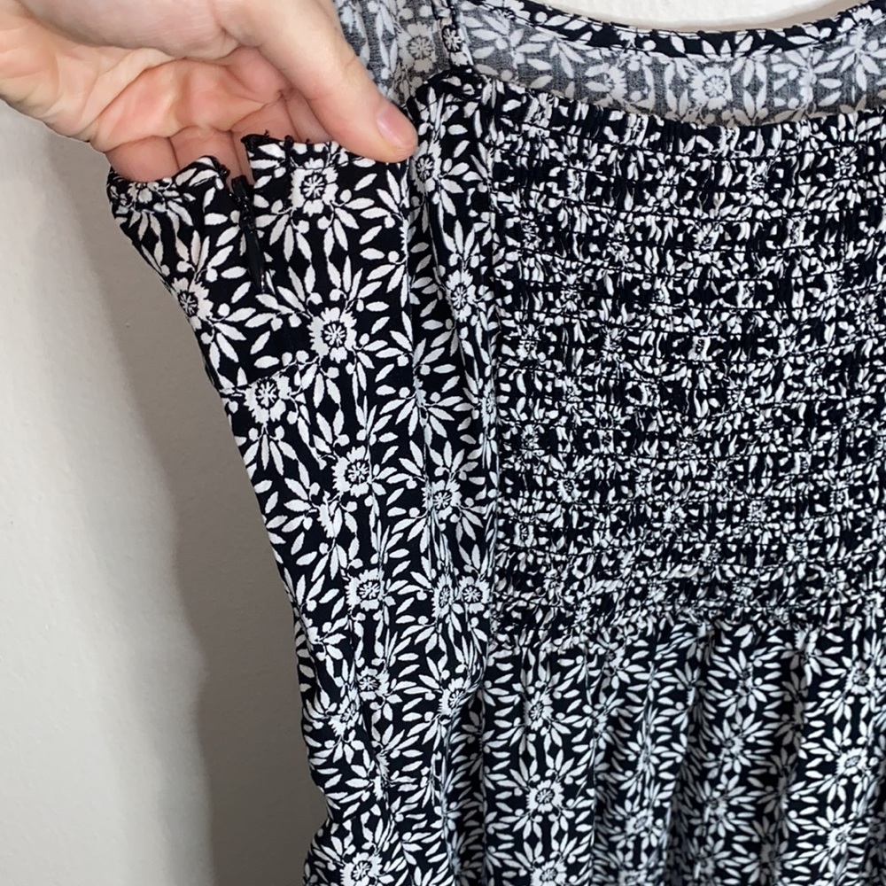 🪼Adorable black and white flower pattered sundress! - Picture 7 of 8